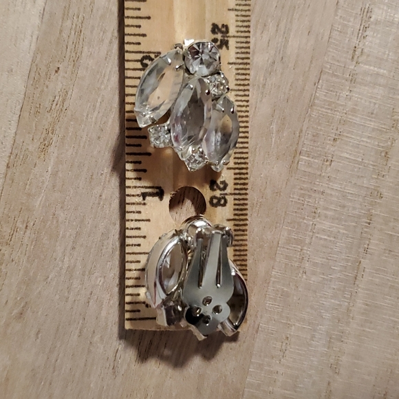 Vintage Silvertone clear rhinestones prong set clip ons unsigned - Picture 6 of 6
